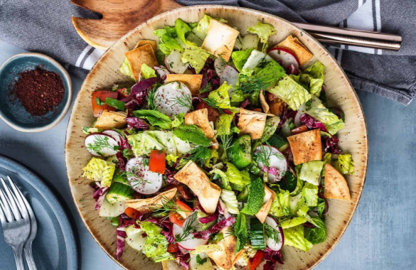 Receita de Salada Fattoush em 6 passos