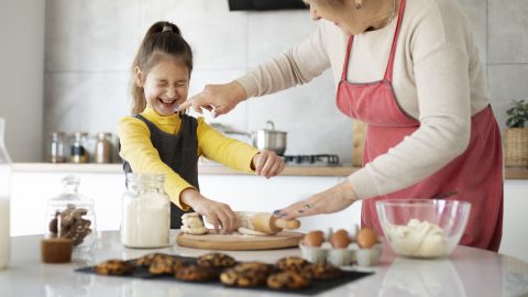 Dicas para cozinhar com crianças de forma segura e divertida