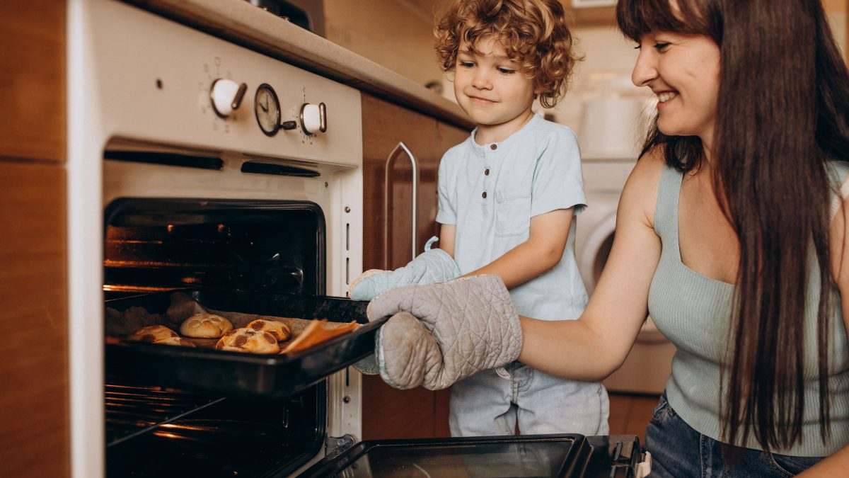 Guia para ajustar corretamente a temperatura do forno ao assar pães, bolos, carnes, e mais